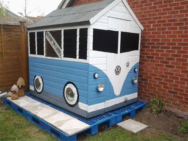 a shed painted to resemble a volkswagen campervan
